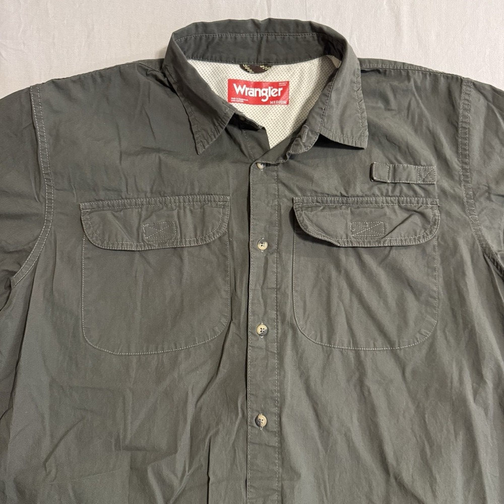 Wrangler Fishing Shirt Mens Medium Vented Short Sleeve Green Army Gray Outdoors - Picture 3 of 12